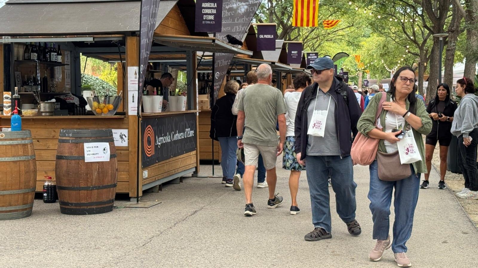 Visitants passegen entre les casetes dels cellers al Festival del Vi i la Gastronomia de Cambrils