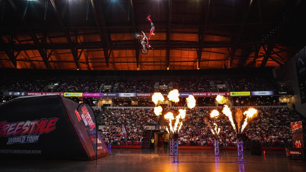 Un pilot fa un salt amb moto durant un espectacle del Freestyle World Tour