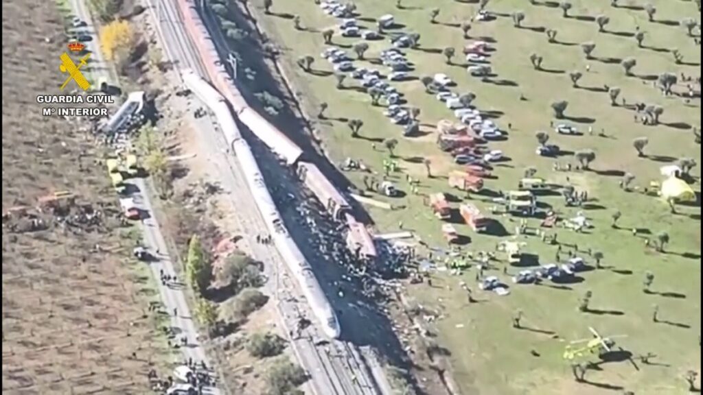 Vista aèria del lloc de l’accident ferroviari d’Urda amb els serveis d’emergència