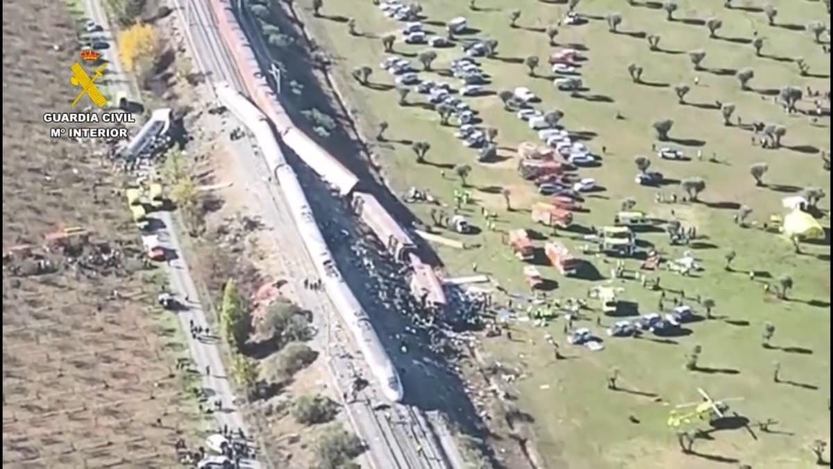 Vista aèria del lloc de l’accident ferroviari d’Urda amb els serveis d’emergència