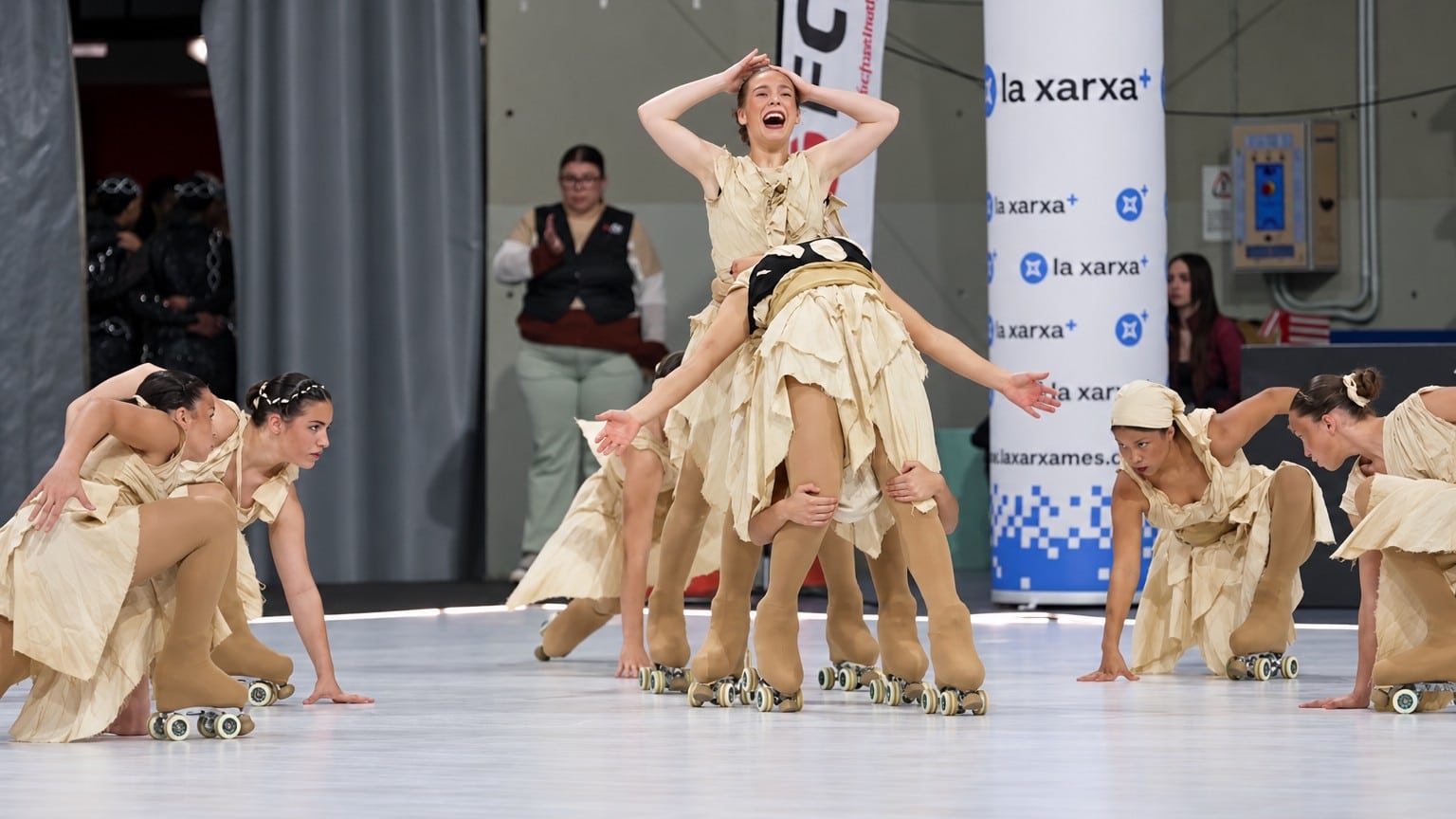 Les patinadores del grup xou júnior del CP Jove Salou durant una actuació