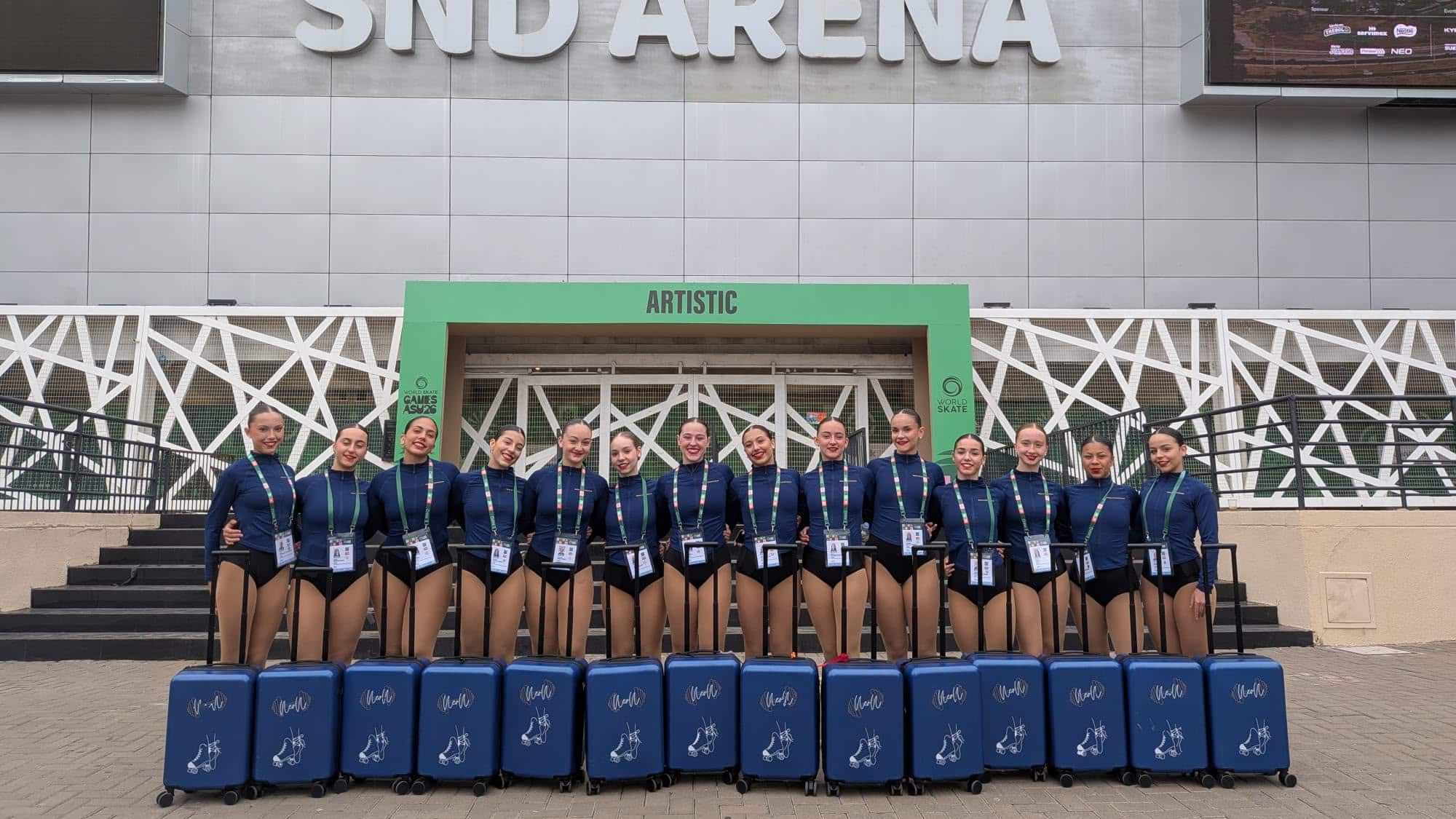 Les patinadores del grup xou júnior del Club Patí Jove Salou davant del pavelló del Mundial a Asunción