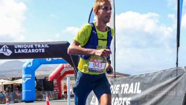 Julen Calvó arriba a la meta de la Unique Trail Lanzarote