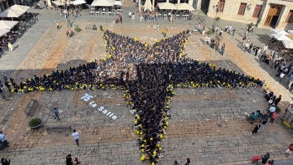 Alumnes de La Salle Reus formen una estrella humana a la plaça del Mercadal