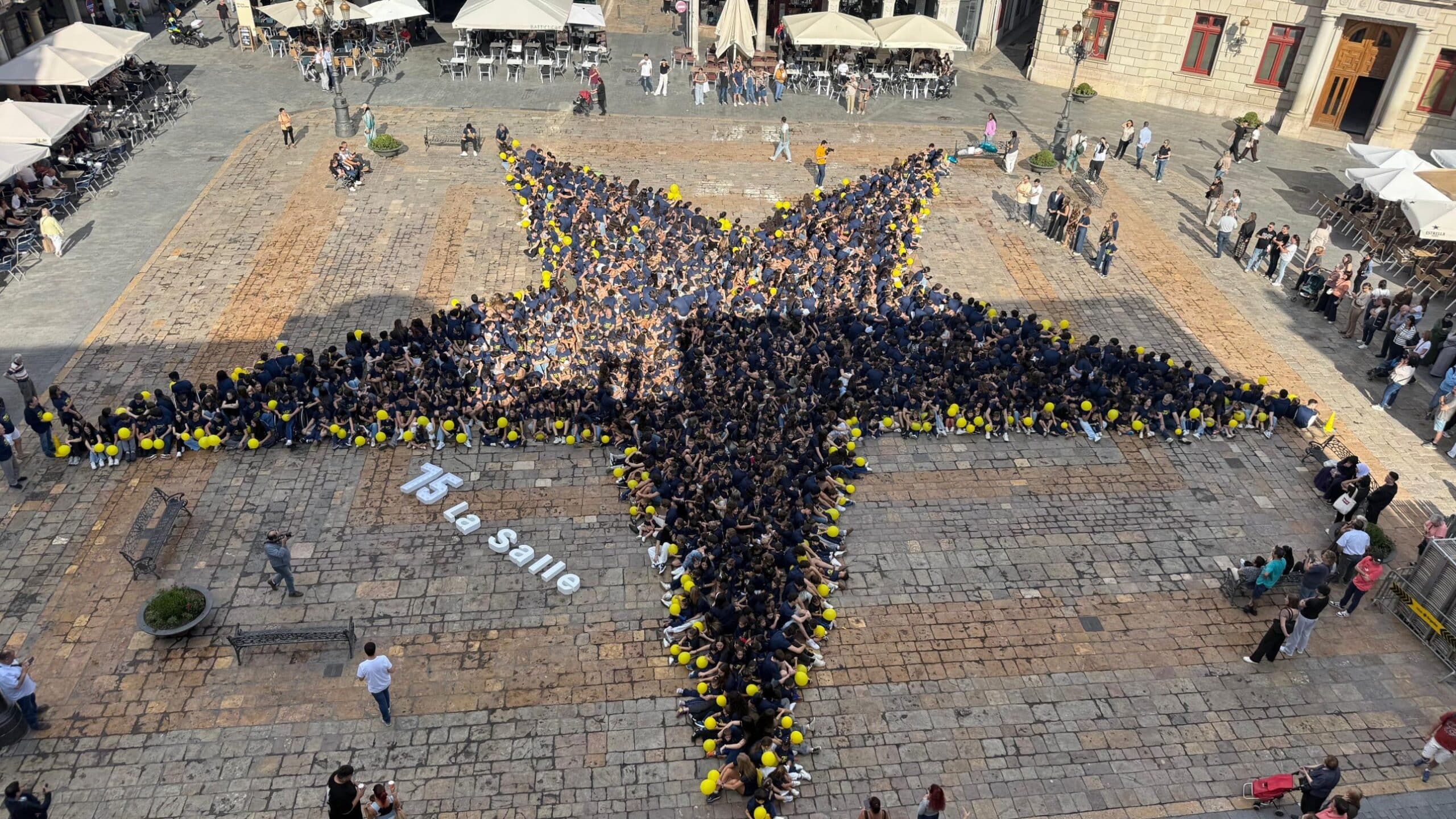 Alumnes de La Salle Reus formen una estrella humana a la plaça del Mercadal