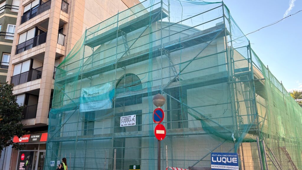 Bastides a la façana del Mercat de la Vila de Cambrils durant les obres