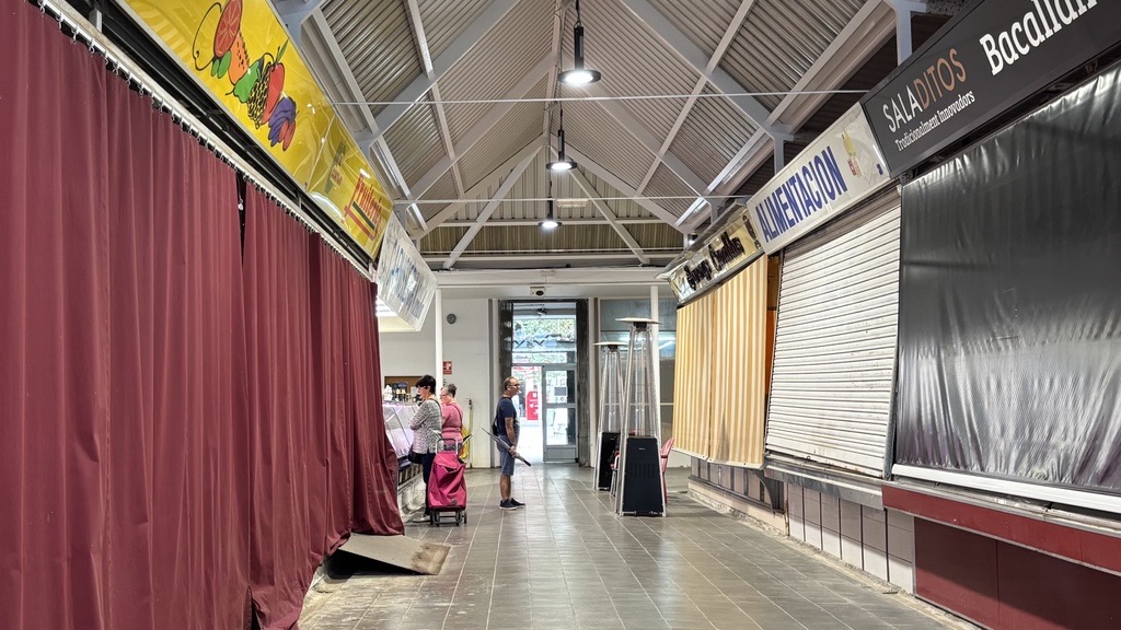 Passadís del mercat de Vila-seca amb parades tancades i clients davant d’una de les obertes
