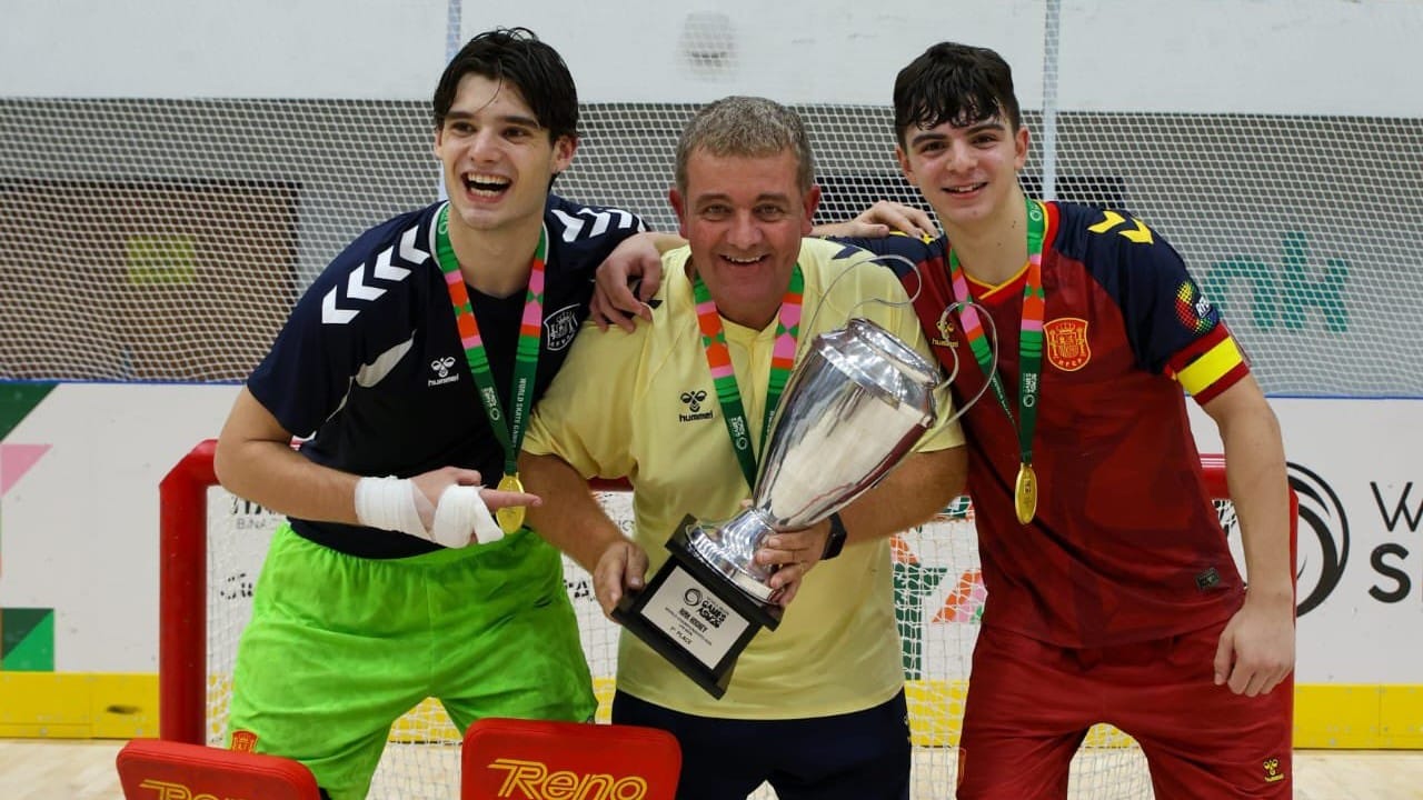 Martí Pallejà i Joel Milà celebren l’or mundial sub-19 amb el trofeu