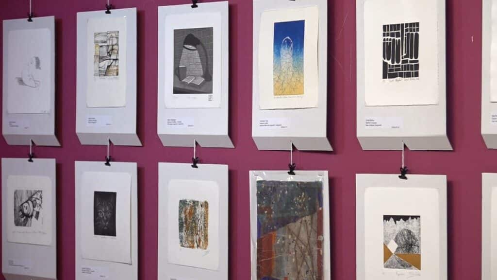 Estampes de la mostra del Mini Print Internacional Reus Fortuny a la seu dels Amics de Reus