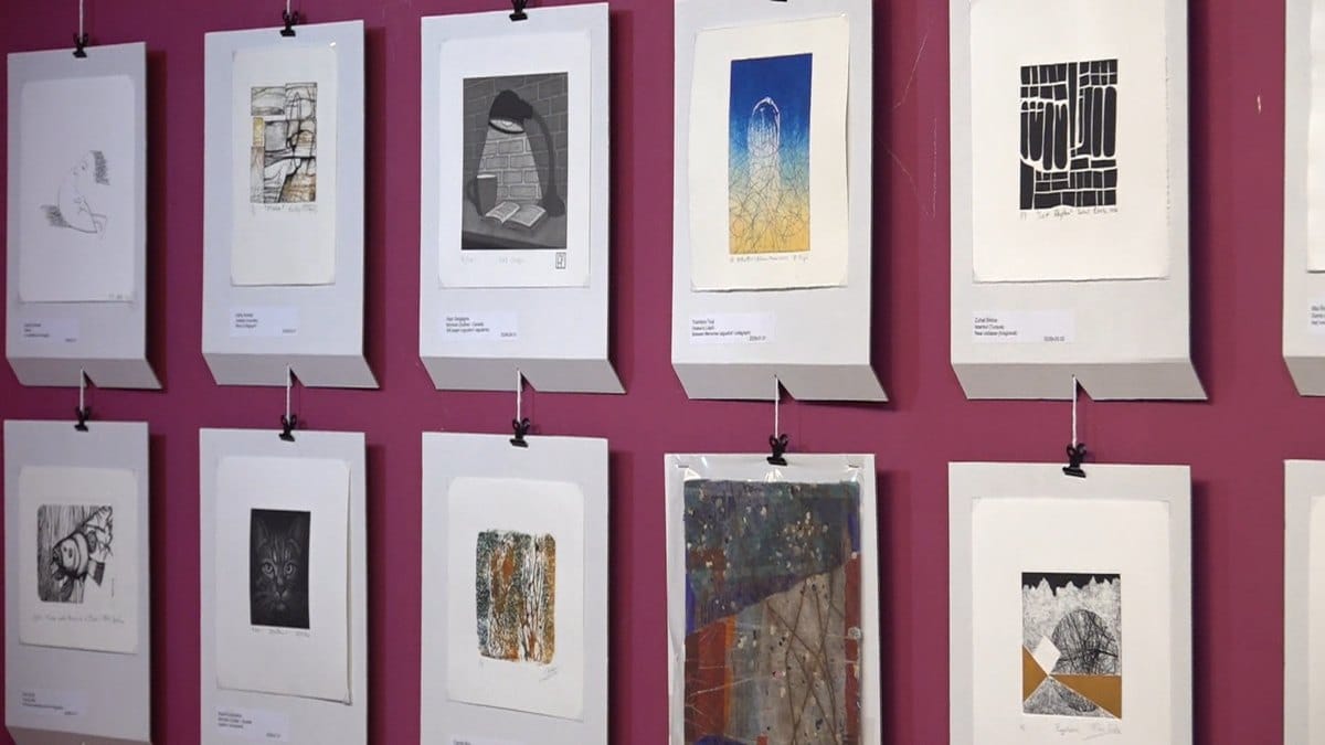Estampes de la mostra del Mini Print Internacional Reus Fortuny a la seu dels Amics de Reus