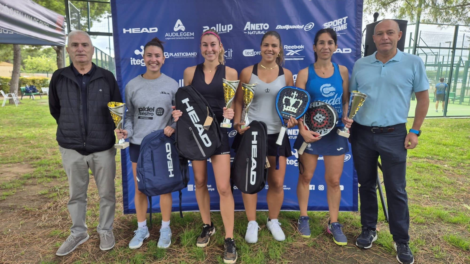 Finalistes femenines del Circuit Open Head amb els trofeus al Club Tennis Reus Monterols