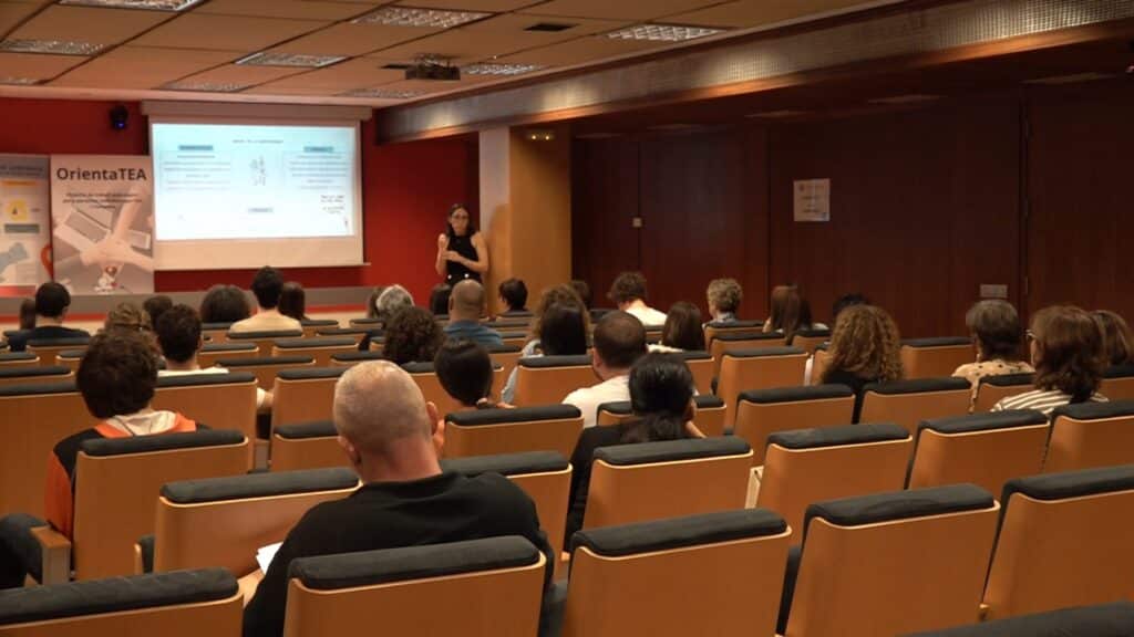 Assistents a la jornada del programa Orienta TEA a la sala d’actes de la Cambra de Comerç de Reus