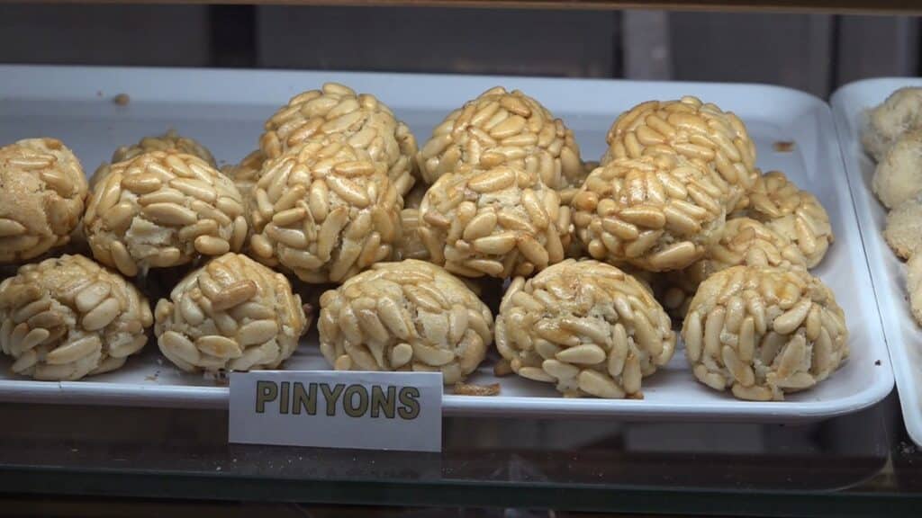 Panellets de pinyons a l’aparador d’una pastisseria