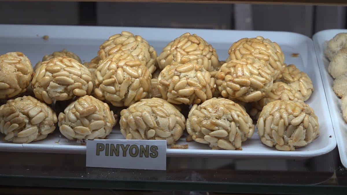 Panellets de pinyons a l’aparador d’una pastisseria