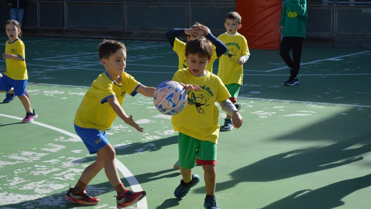 Infants jugant a minibàsquet a la Trobada d’Escoles del Pare Manyanet