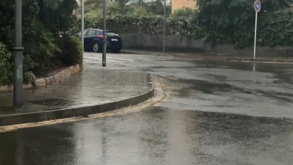 Carrer mullat i ple d’aigua durant l’episodi de pluges intenses al Baix Camp