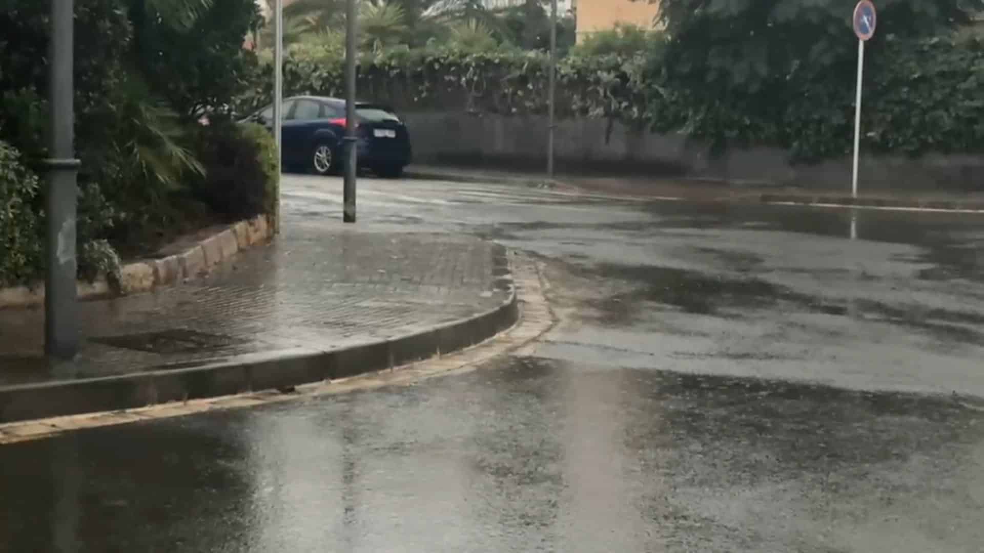 Carrer mullat i ple d’aigua durant l’episodi de pluges intenses al Baix Camp