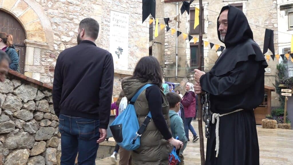 Un personatge caracteritzat de monjo al festival Pratdip Llegendari