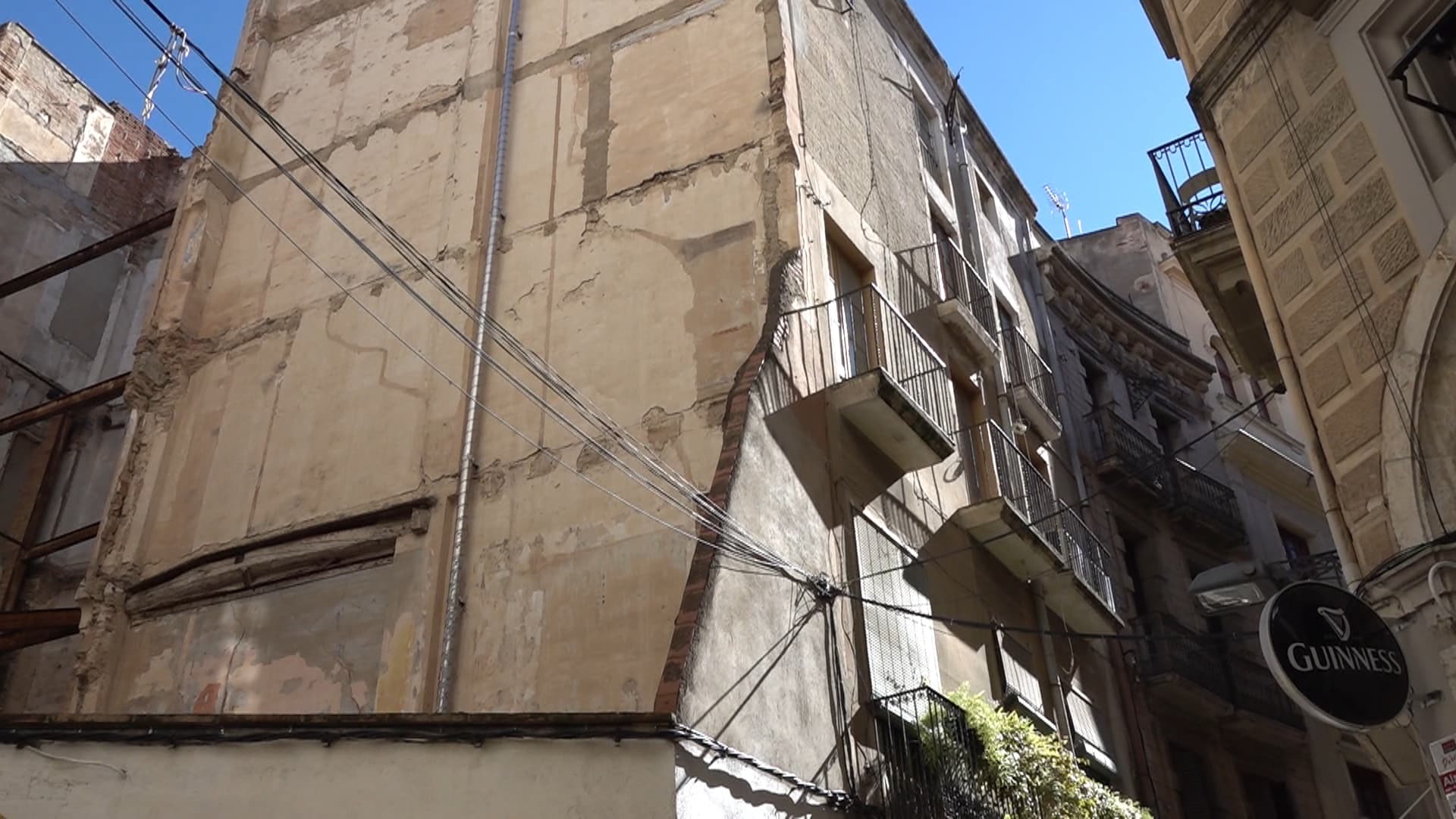 Façana de l’edifici del Cafè de Reus, al carrer del Metge Fortuny