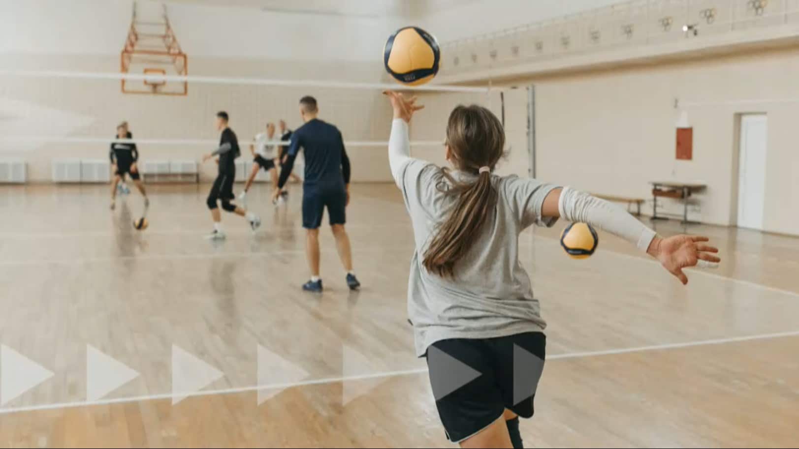 Una jugadora serveix durant un entrenament de voleibol