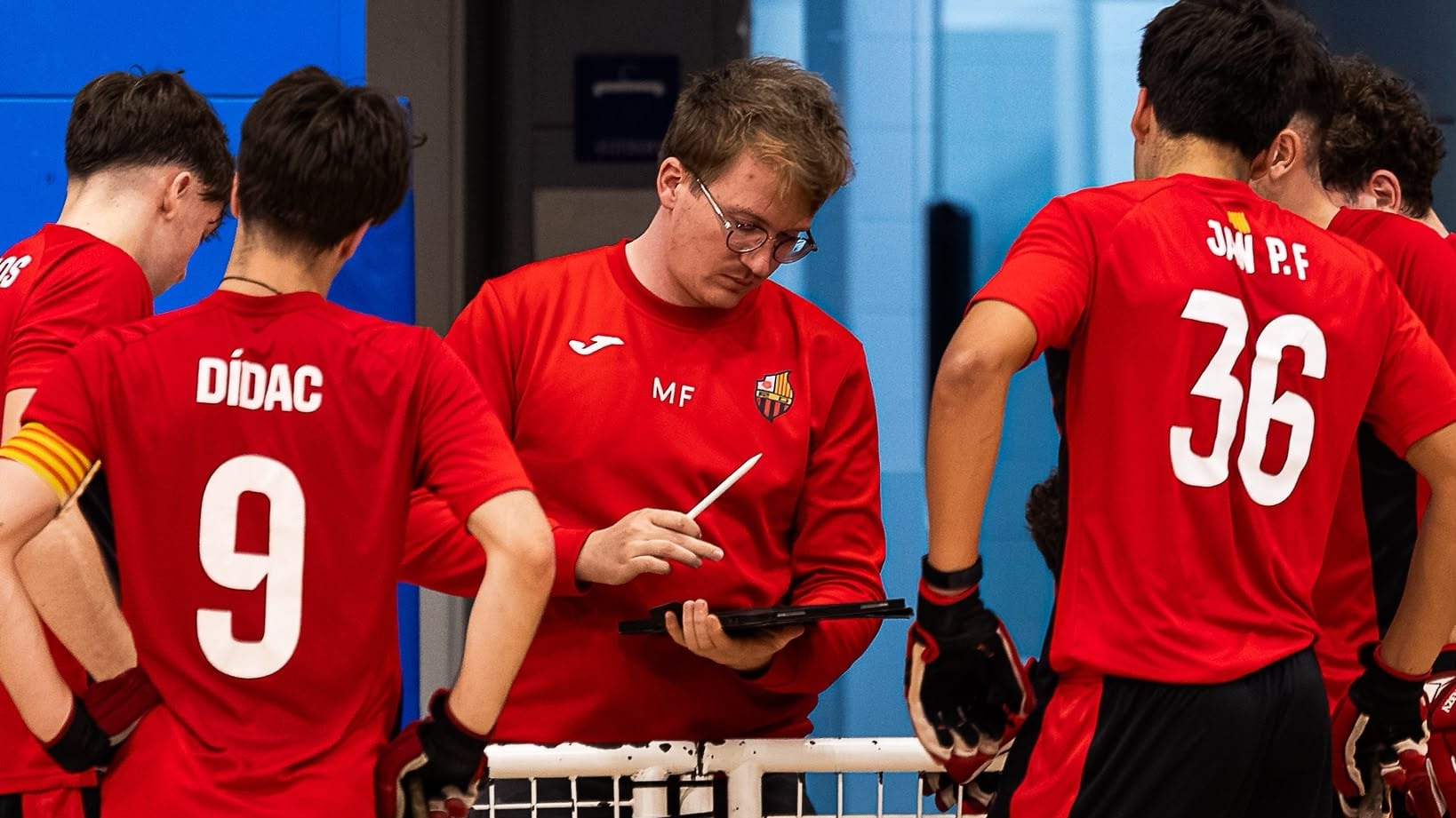 L’entrenador del Reus Deportiu B, Markus Feldhoff, dona instruccions als jugadors