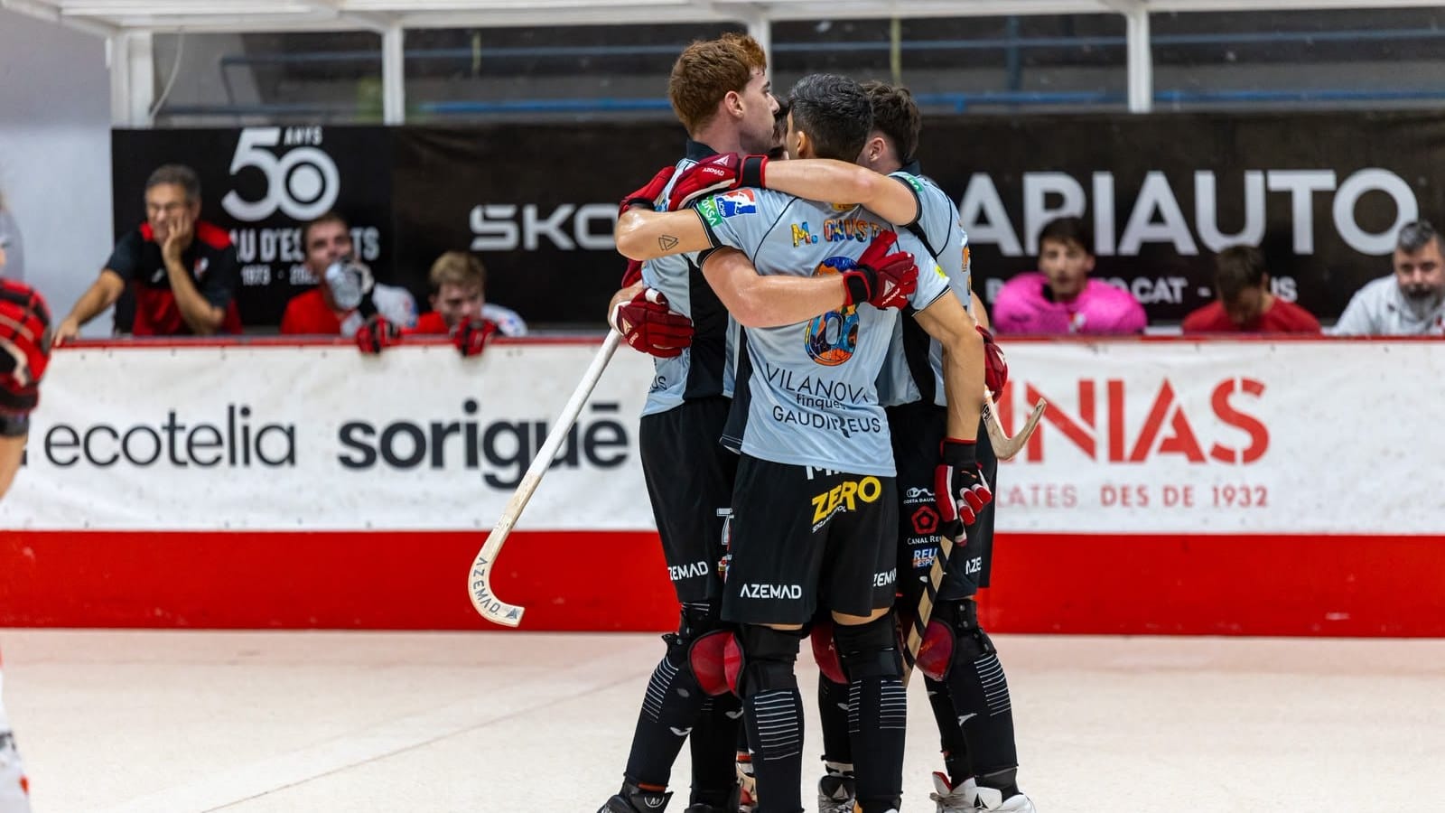 Jugadors del Reus Deportiu celebren un gol contra el SHUM al Palau d’Esports