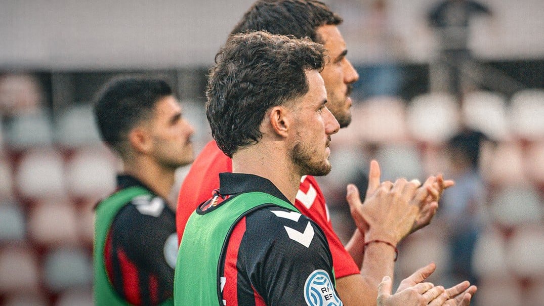 Jugadors del Reus FC Reddis aplaudeixen després del partit contra el Manresa