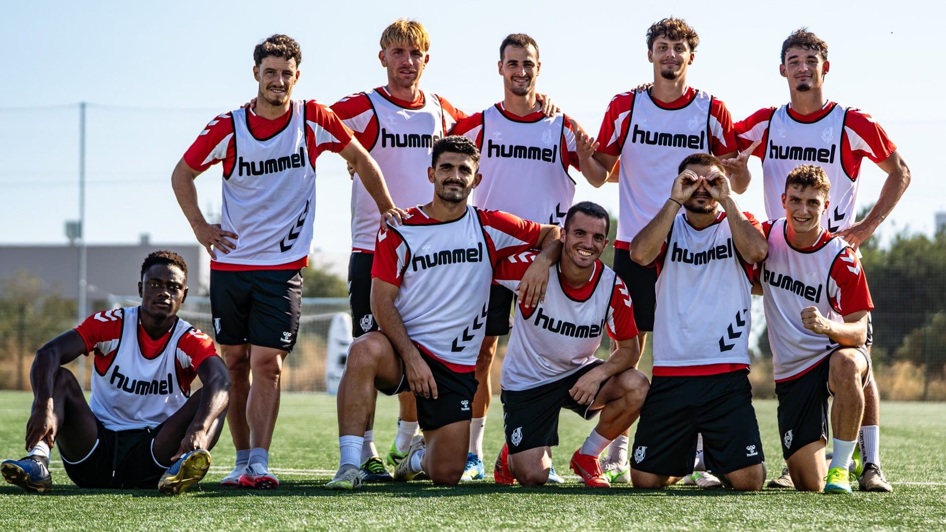 Jugadors del Reus FC Reddis posen junts en un entrenament abans del partit contra el Manresa