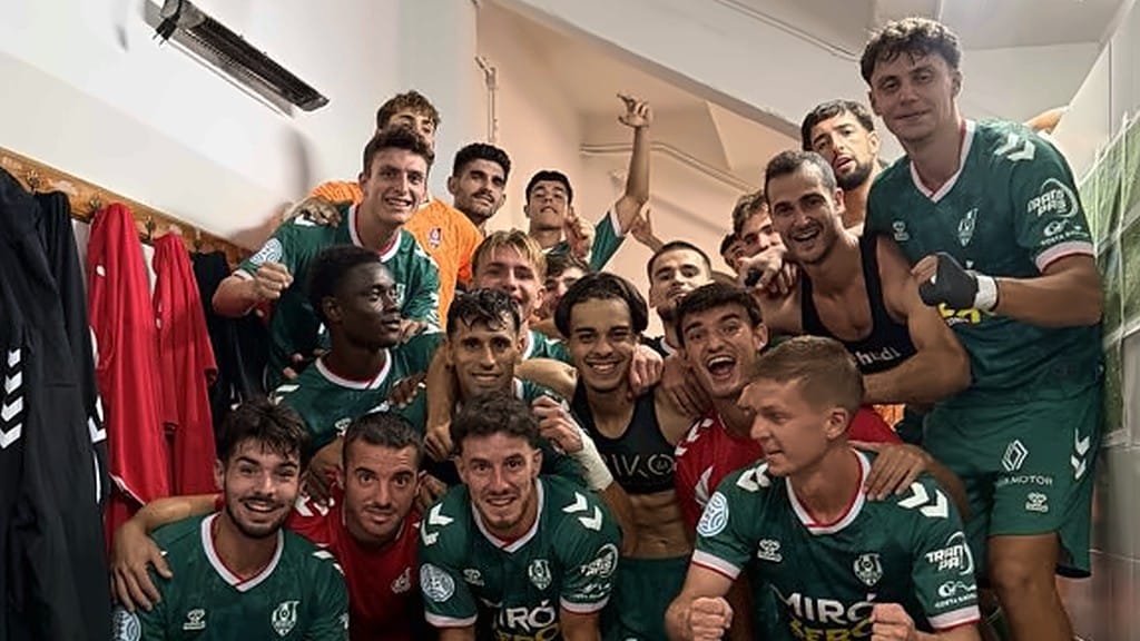 Els jugadors del Reus FC Reddis celebren la victòria al vestidor del Tudelano