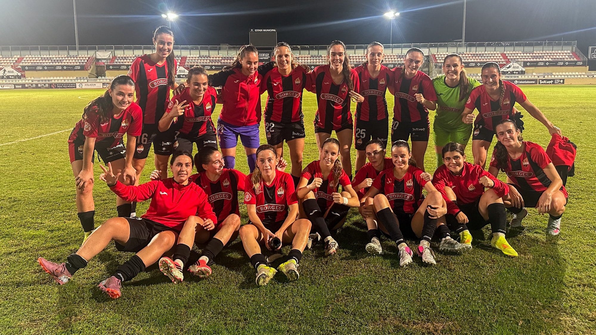 Les jugadores del Reus Femení celebren la victòria contra el Pallejà a l’Estadi Municipal