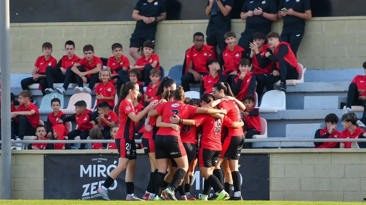 Les jugadores del Reus Femení celebren un gol a l’Estadi Municipal