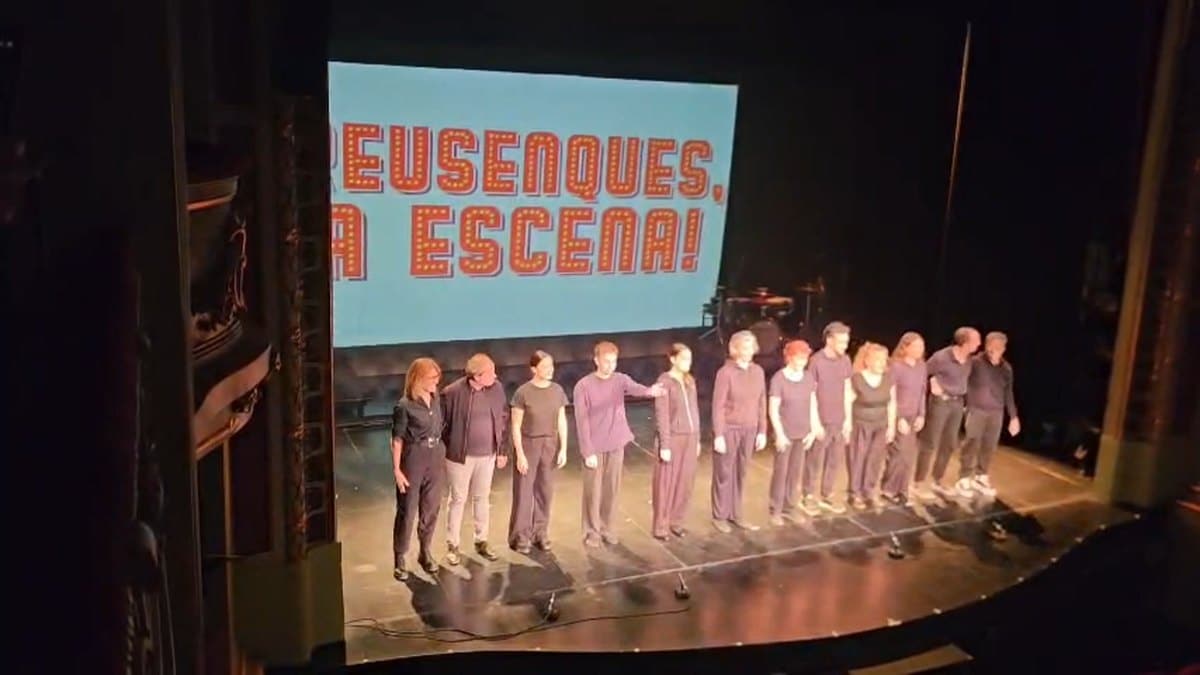 Els intèrprets de «Reusenques, a escena!» saluden a l’escenari del Teatre Bartrina