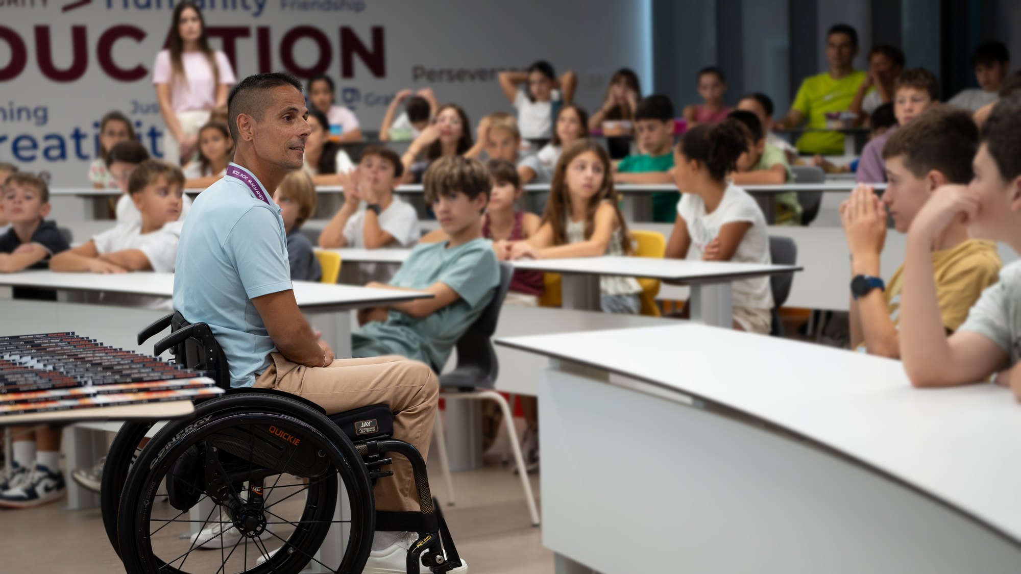 Sergio Garrote parla amb alumnes de l’Escola Pare Manyanet de Reus en la sessió de Valors Olímpics