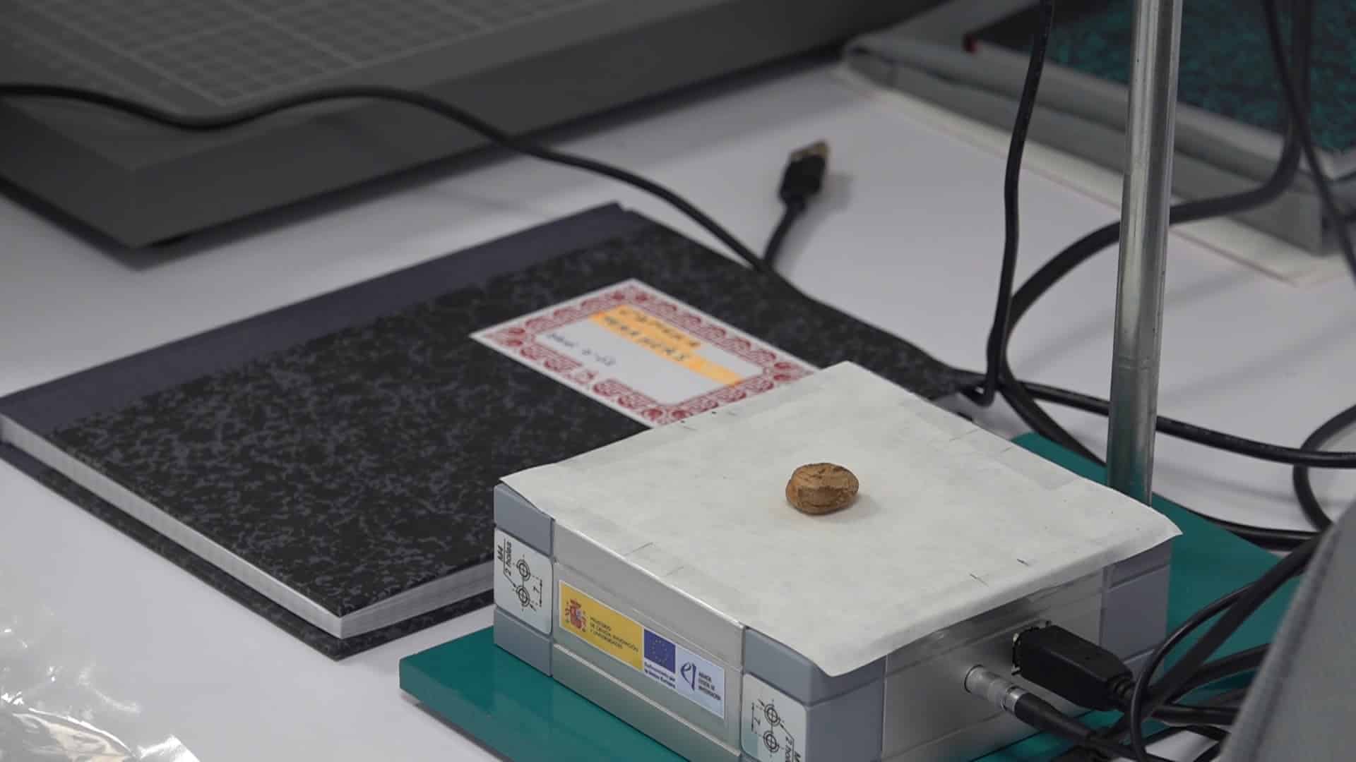 Una avellana sobre un equip d’anàlisi al laboratori en l’estudi sobre la taca blanca