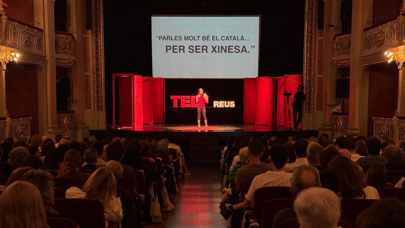 Una ponent a l’escenari del Teatre Bartrina davant del públic del TEDxReus