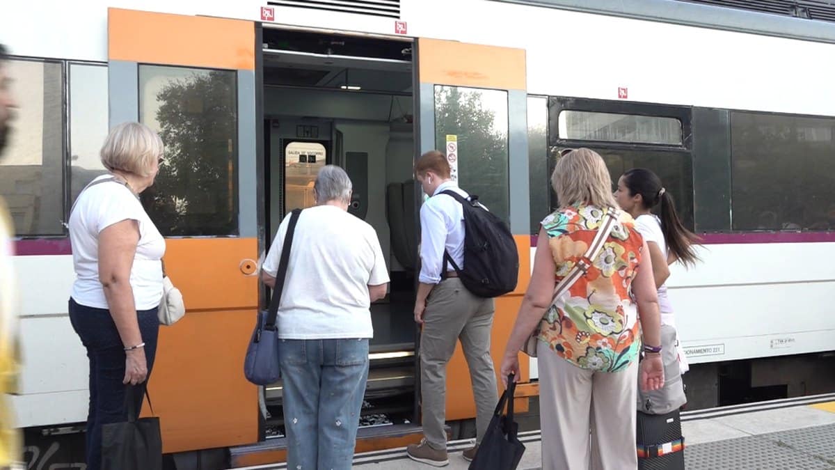 Passatgers pugen a un tren a l’estació de Reus
