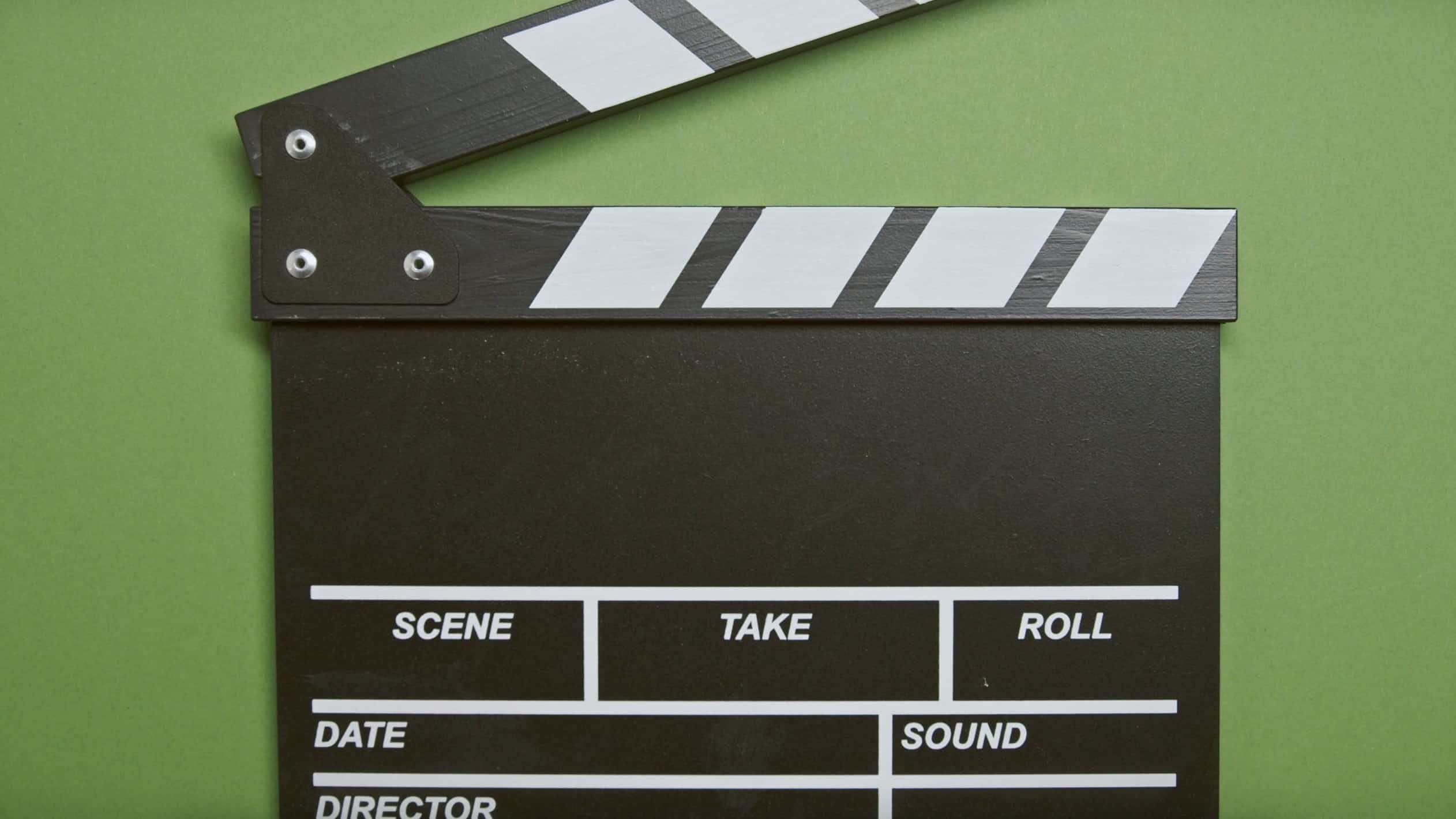 Una claqueta de cinema sobre un fons verd
