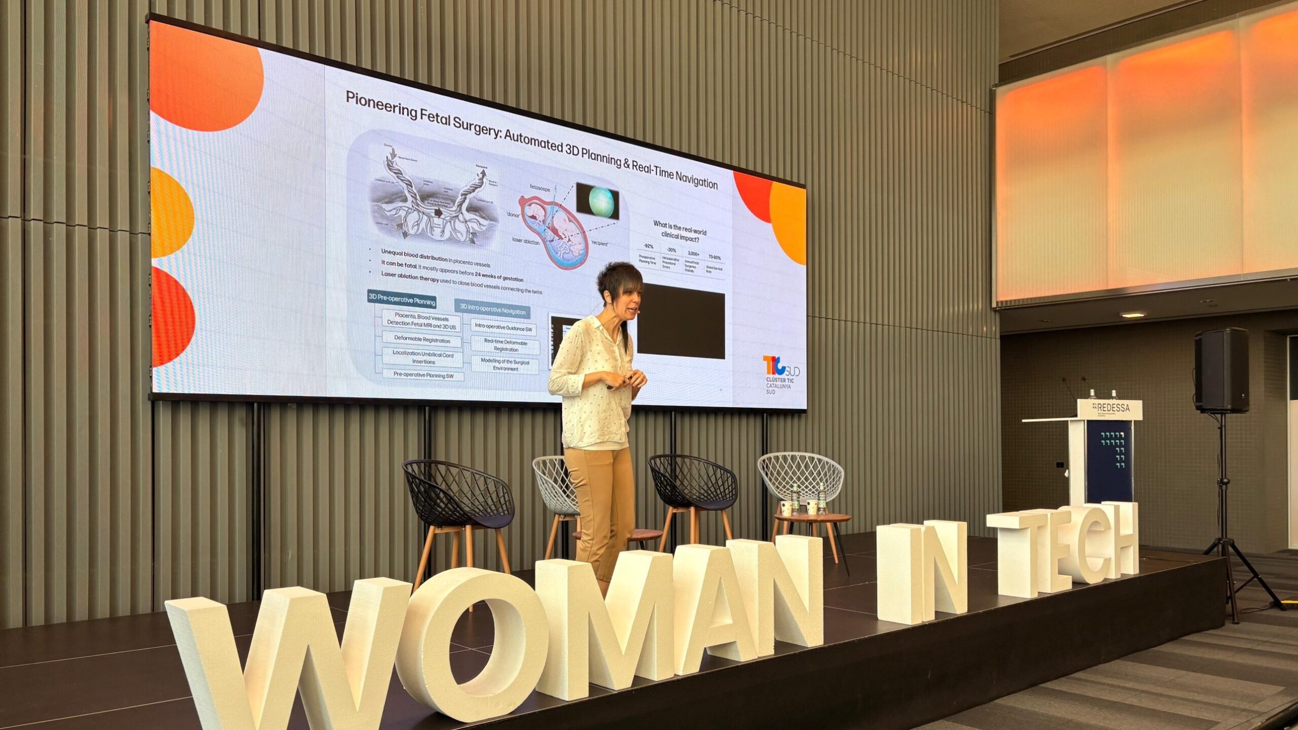 Una ponent intervé a l’escenari de la jornada Woman in Tech a FiraReus