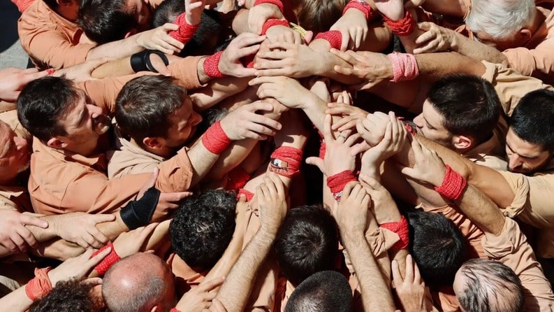 Pinya dels Xiquets de Reus vista des de dalt durant una actuació